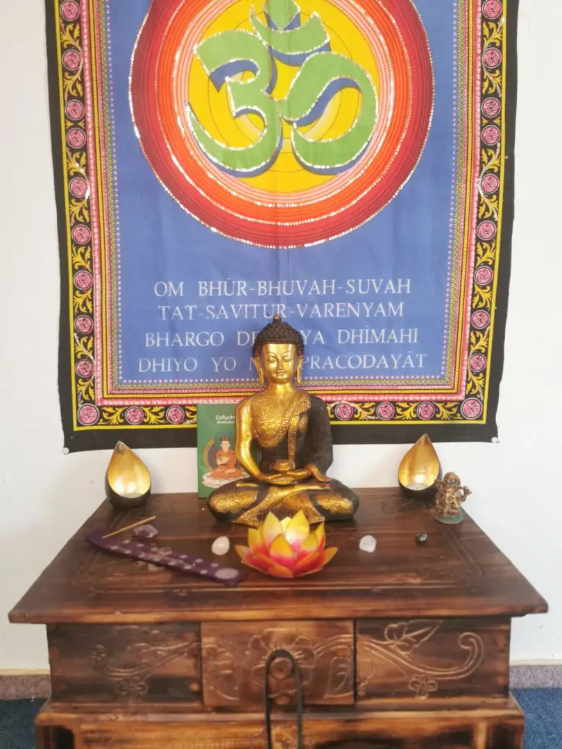 Erleuchteter Buddha auf Altar