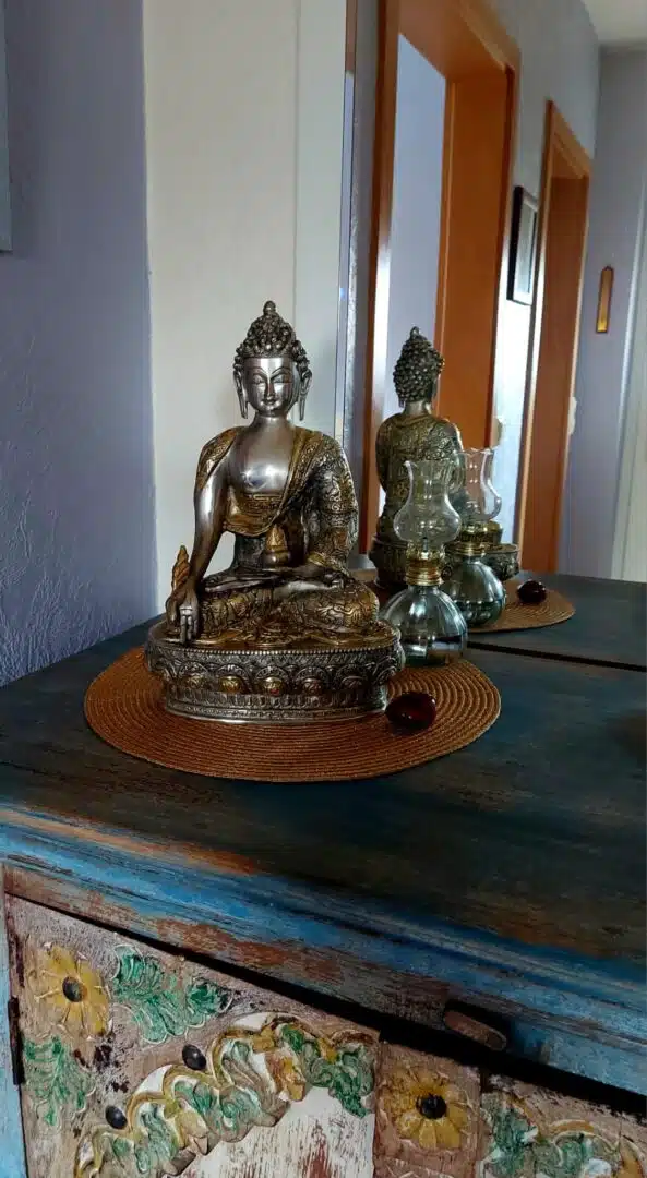 Medizinbuddha 33cm Silbergold auf Kommode