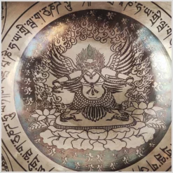 Wurzelchakra Klangschale Garuda 685g Innenansicht mit dem Göttervogel Garuda und das Aum Mantra drum herum